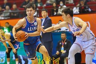 Thân thủ thế nào? Hãy xem tư thế oai hùng của ông chủ mạng lưới bóng rổ Thái Sùng Tín trên sân bóng rổ. ⛹️